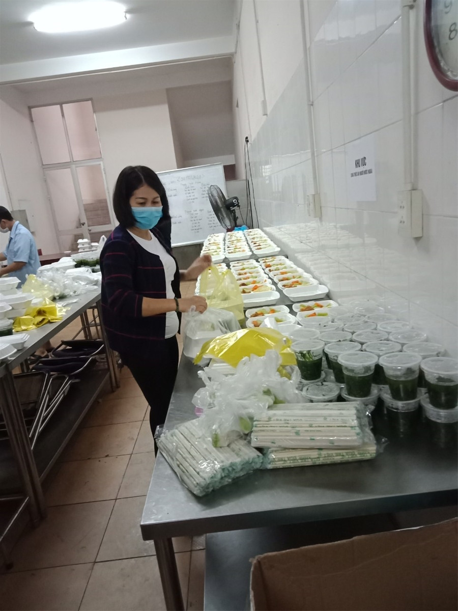 Giáo viên mầm non may khẩu trang, nấu ăn... phục vụ nhân dân khu cách ly ảnh 1 Giáo viên mầm non may khẩu trang, nấu ăn... phục vụ nhân dân khu cách ly ảnh 1