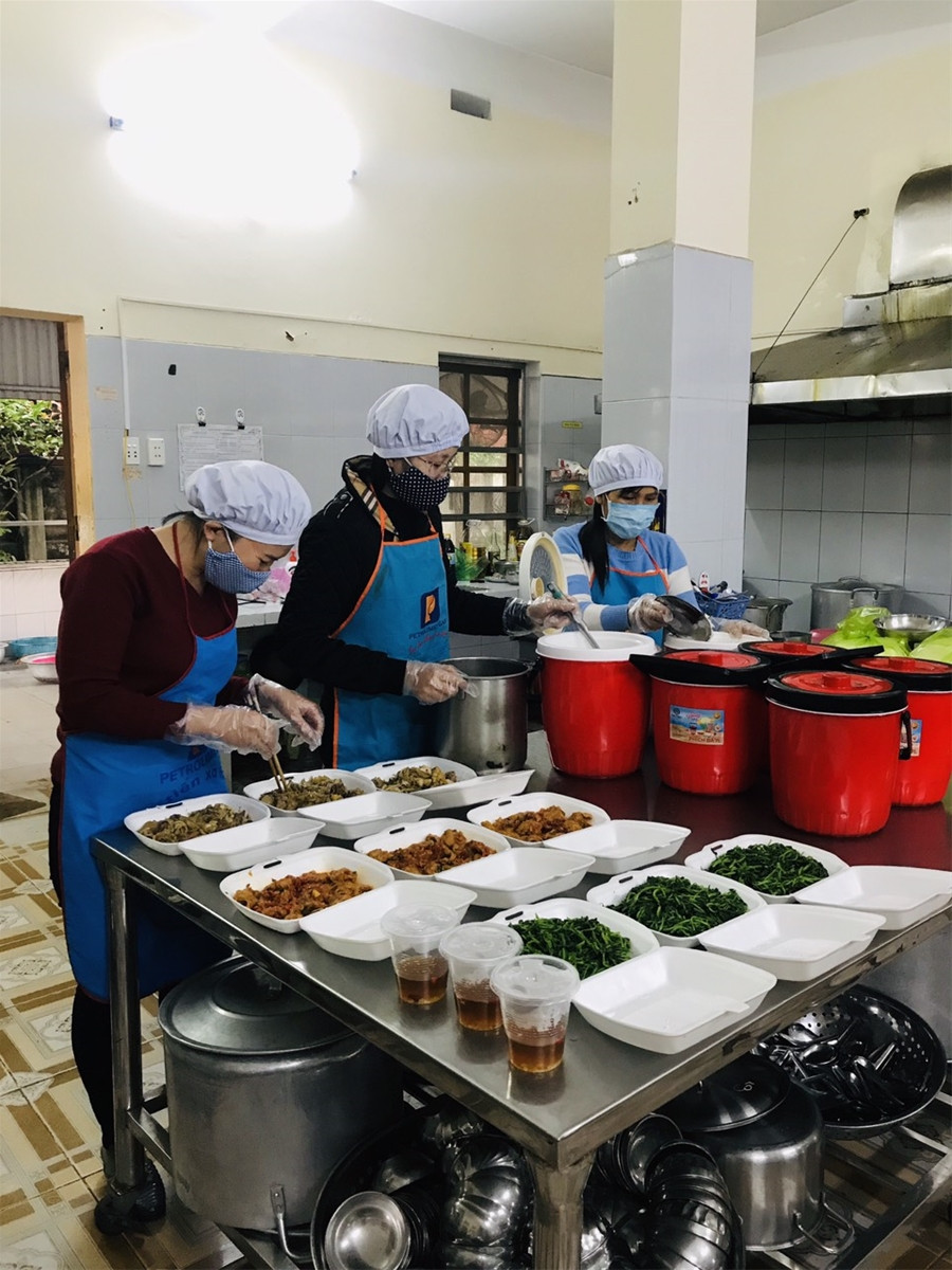 Giáo viên mầm non may khẩu trang, nấu ăn... phục vụ nhân dân khu cách ly ảnh 4 Giáo viên mầm non may khẩu trang, nấu ăn... phục vụ nhân dân khu cách ly ảnh 4