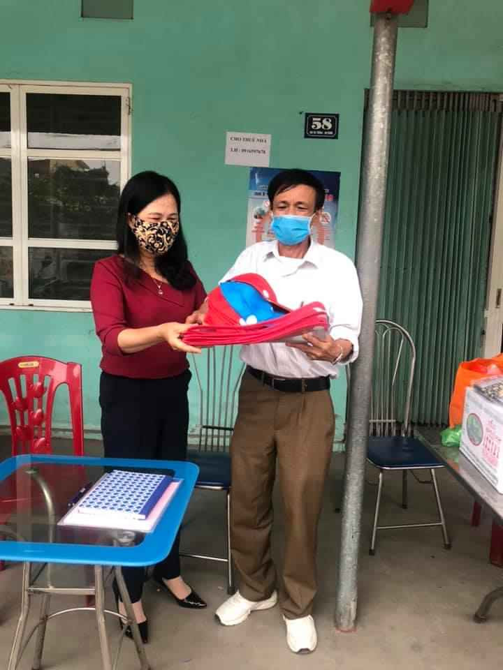 Giáo viên mầm non may khẩu trang, nấu ăn... phục vụ nhân dân khu cách ly ảnh 11 Giáo viên mầm non may khẩu trang, nấu ăn... phục vụ nhân dân khu cách ly ảnh 11
