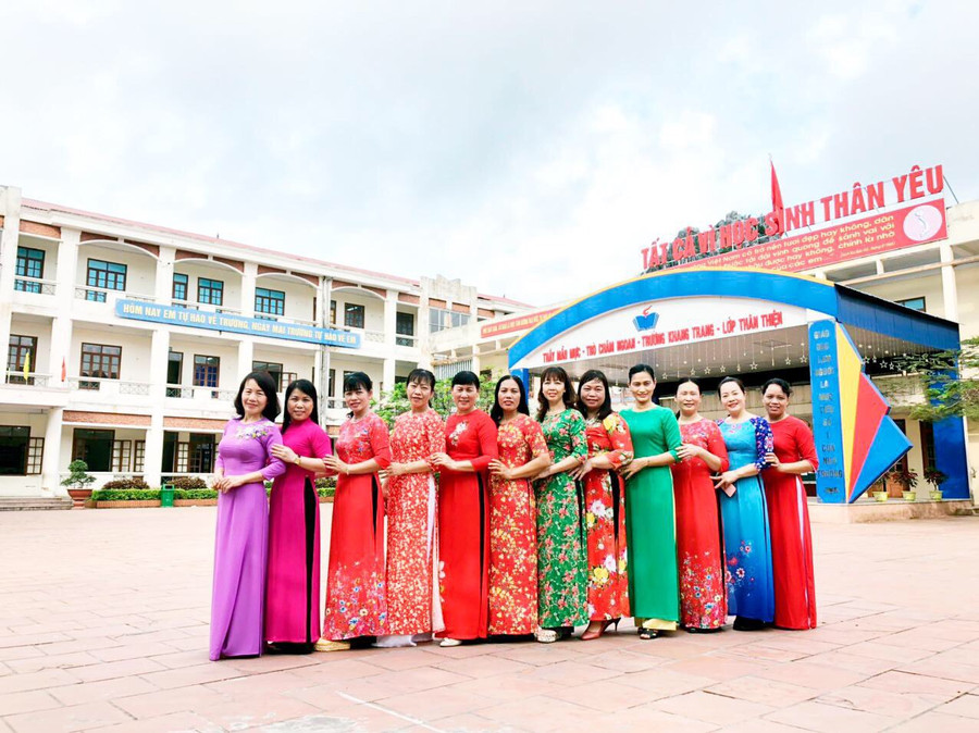 Nữ cán bộ, giáo viên thành phố Hoa phượng đỏ đua sắc trong “Duyên dáng áo dài" ảnh 1 Nữ cán bộ, giáo viên thành phố Hoa phượng đỏ đua sắc trong “Duyên dáng áo dài" ảnh 1
