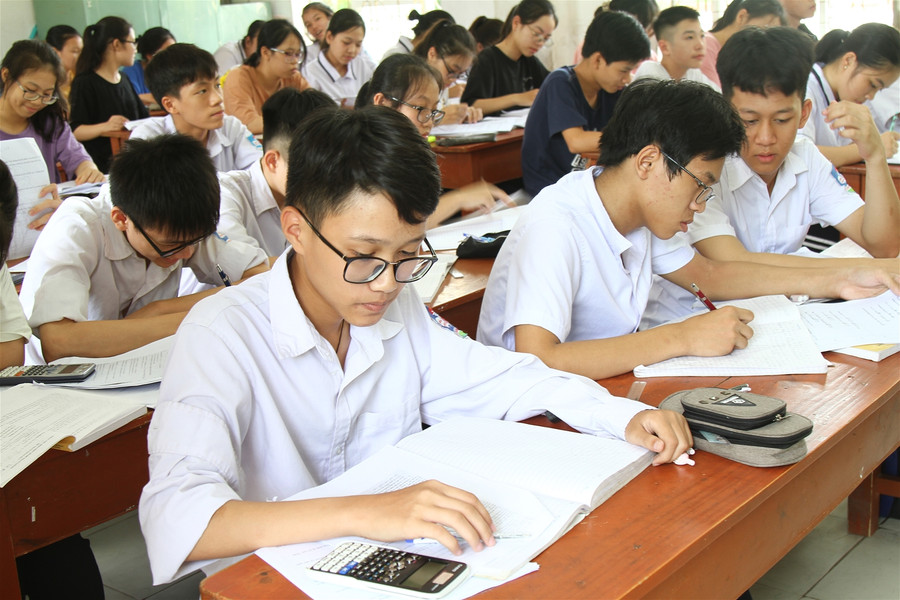 Học sinh Hải Phòng miệt mài ôn luyện thi vào 10 giữa tiết trời nóng bức ảnh 1