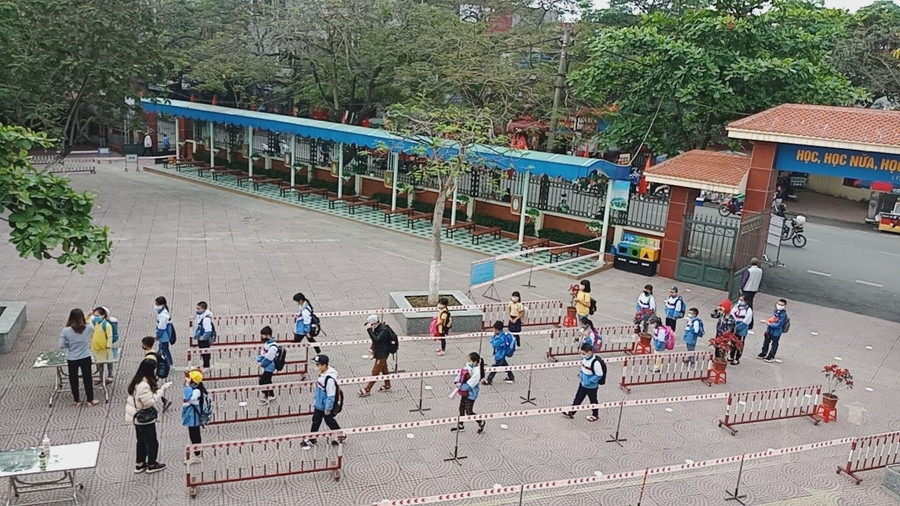 Hải Phòng: Ngày đầu toàn học sinh đi học, tách lớp phân ca đảm bảo giãn cách ảnh 1 Hải Phòng: Ngày đầu toàn học sinh đi học, tách lớp phân ca đảm bảo giãn cách ảnh 1