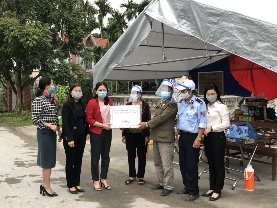 Giáo viên mầm non may khẩu trang, nấu ăn... phục vụ nhân dân khu cách ly ảnh 9 Giáo viên mầm non may khẩu trang, nấu ăn... phục vụ nhân dân khu cách ly ảnh 9