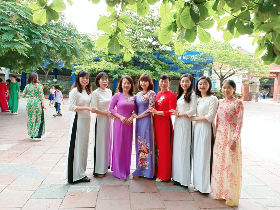 Nữ cán bộ, giáo viên thành phố Hoa phượng đỏ đua sắc trong “Duyên dáng áo dài" ảnh 2 Nữ cán bộ, giáo viên thành phố Hoa phượng đỏ đua sắc trong “Duyên dáng áo dài" ảnh 2