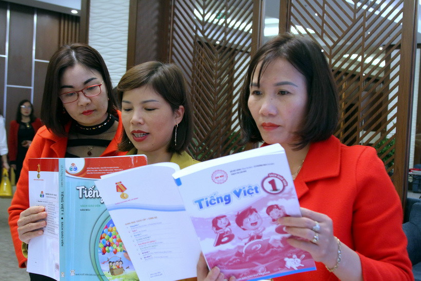 Giá SGK lớp 1 mới phù hợp với các gia đình có con em đi học