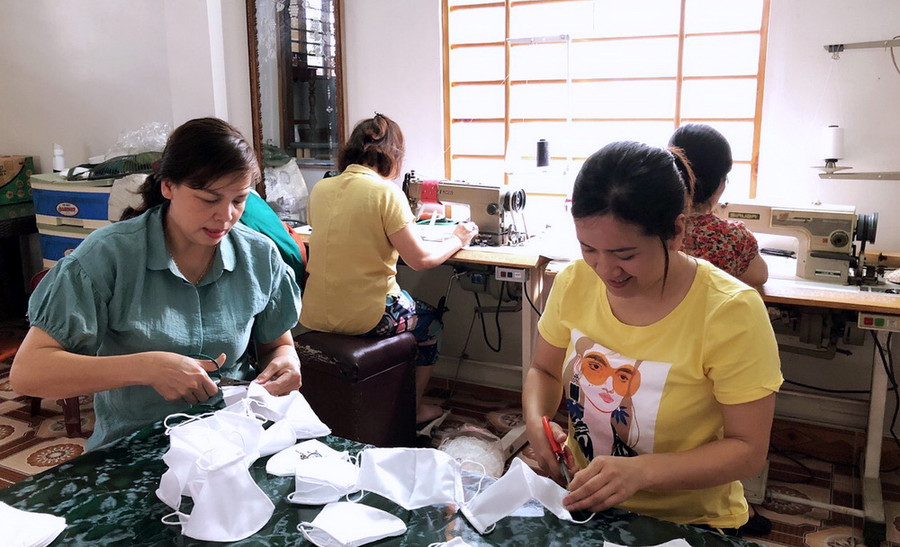 Yên Bái: Giáo viên may tặng 1.400 khẩu trang phòng dịch ảnh 2 Yên Bái: Giáo viên may tặng 1.400 khẩu trang phòng dịch ảnh 2