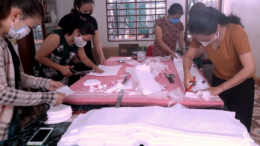 Yên Bái: Giáo viên may tặng 1.400 khẩu trang phòng dịch ảnh 7 Yên Bái: Giáo viên may tặng 1.400 khẩu trang phòng dịch ảnh 7