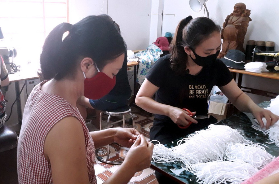 Yên Bái: Giáo viên may tặng 1.400 khẩu trang phòng dịch ảnh 8 Yên Bái: Giáo viên may tặng 1.400 khẩu trang phòng dịch ảnh 8