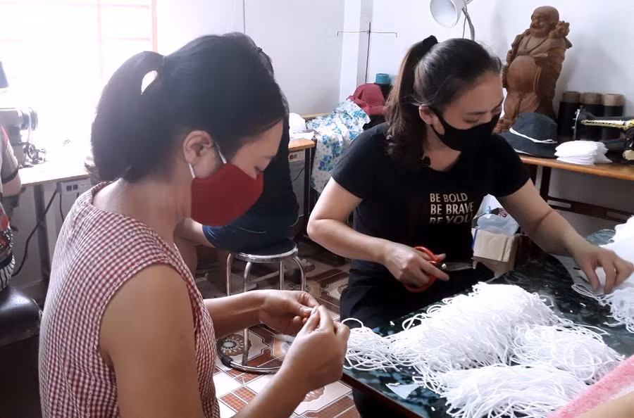 Yên Bái: Giáo viên may tặng 1.400 khẩu trang phòng dịch ảnh 8