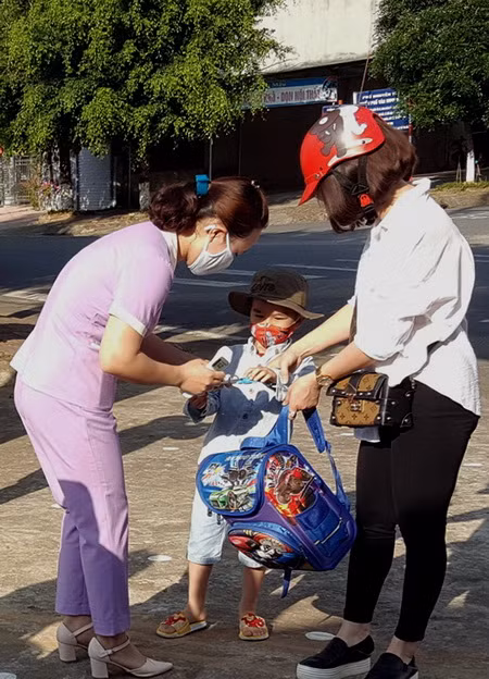 Ấm áp hình ảnh bộ đội biên phòng đón trẻ mầm non đến trường ảnh 11