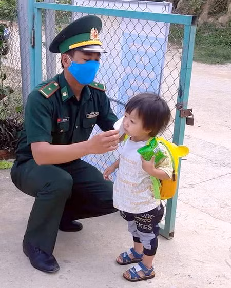 Ấm áp hình ảnh bộ đội biên phòng đón trẻ mầm non đến trường ảnh 2