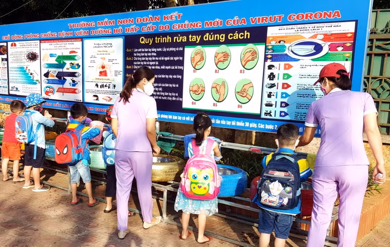 Ấm áp hình ảnh bộ đội biên phòng đón trẻ mầm non đến trường ảnh 13