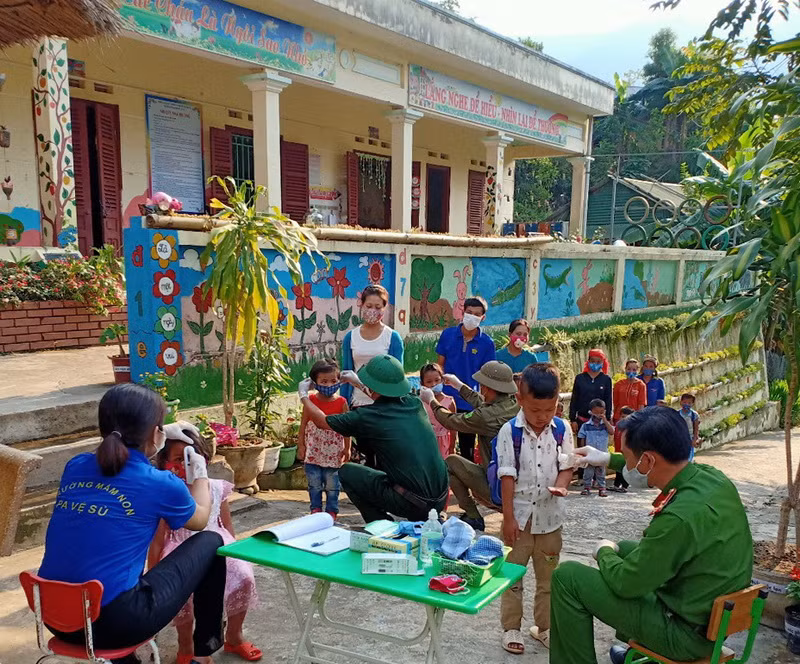 Ấm áp hình ảnh bộ đội biên phòng đón trẻ mầm non đến trường ảnh 4