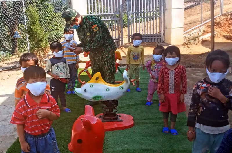 Ấm áp hình ảnh bộ đội biên phòng đón trẻ mầm non đến trường ảnh 8