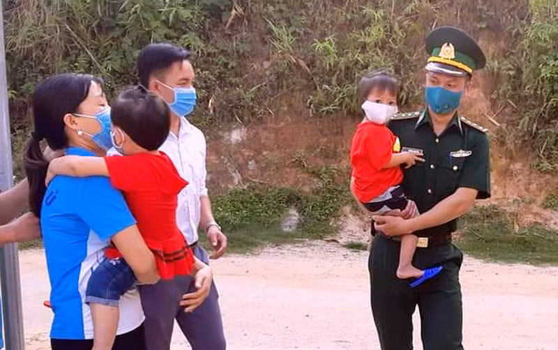 Ấm áp hình ảnh bộ đội biên phòng đón trẻ mầm non đến trường