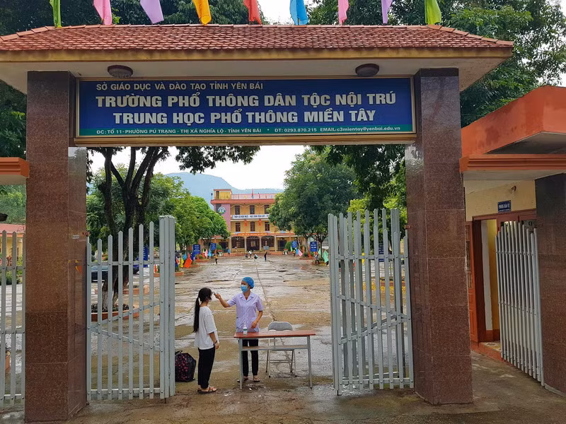 Yên Bái: Thầy cô hối hả dọn dẹp, khử khuẩn trường lớp đón trò trở lại ảnh 2