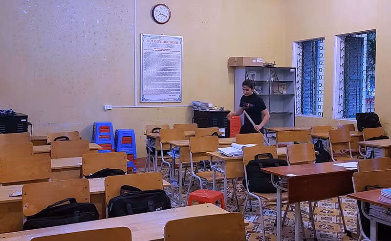 Yên Bái: Thầy cô hối hả dọn dẹp, khử khuẩn trường lớp đón trò trở lại ảnh 4