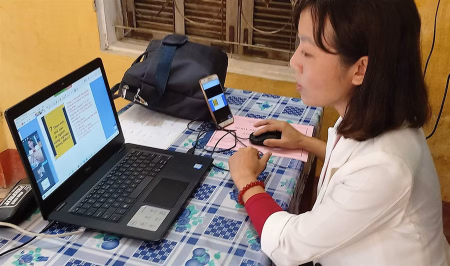 Thầy cô giao bài về thôn bản qua... ống nhựa ảnh 2