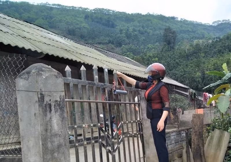 Thầy cô giao bài về thôn bản qua... ống nhựa ảnh 3