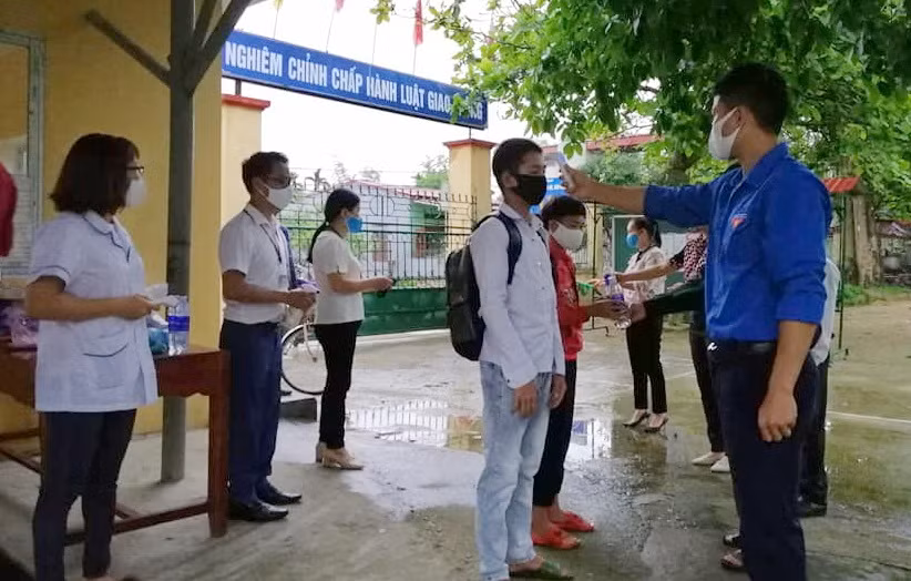 Yên Bái: Hình ảnh buổi học đầu tiên sau kỳ nghỉ chống dịch Covid-19 ảnh 9