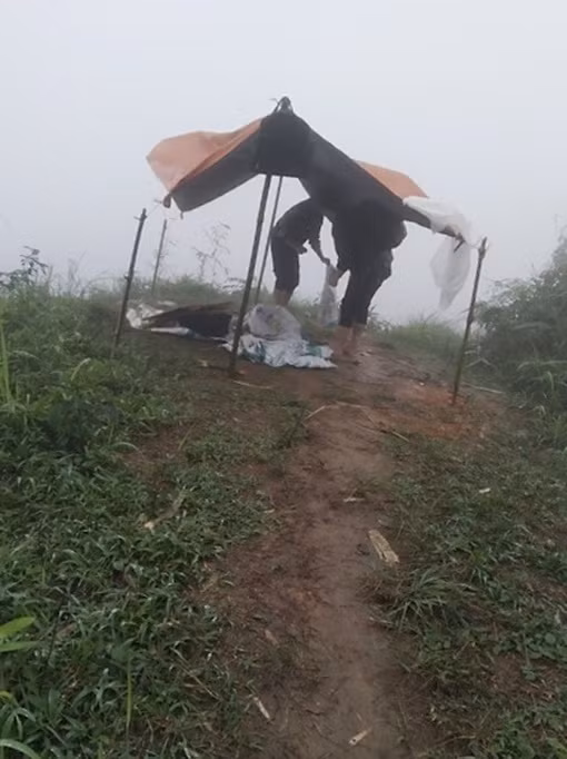 Dựng lán giữa rừng "tìm chữ" ảnh 2