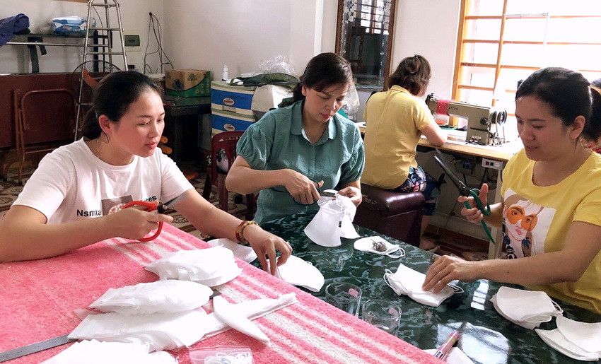 Yên Bái: Giáo viên may tặng 1.400 khẩu trang phòng dịch ảnh 6 Yên Bái: Giáo viên may tặng 1.400 khẩu trang phòng dịch ảnh 6