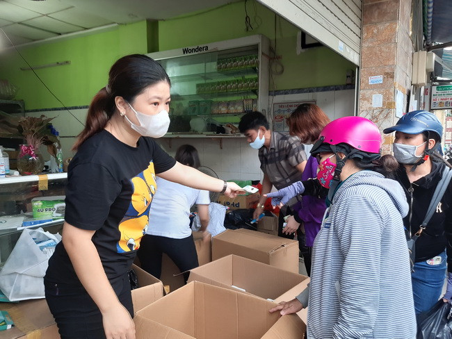 TP.HCM: Nhiều người "đổ xô" tìm mua khẩu trang khiến hết hàng, tăng giá ảnh 2 TP.HCM: Nhiều người "đổ xô" tìm mua khẩu trang khiến hết hàng, tăng giá ảnh 2