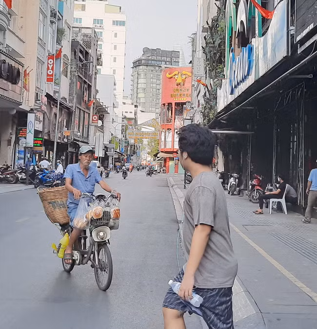 Không gian hiếm gặp ở Sài Gòn trước lễ 30/4 ảnh 8