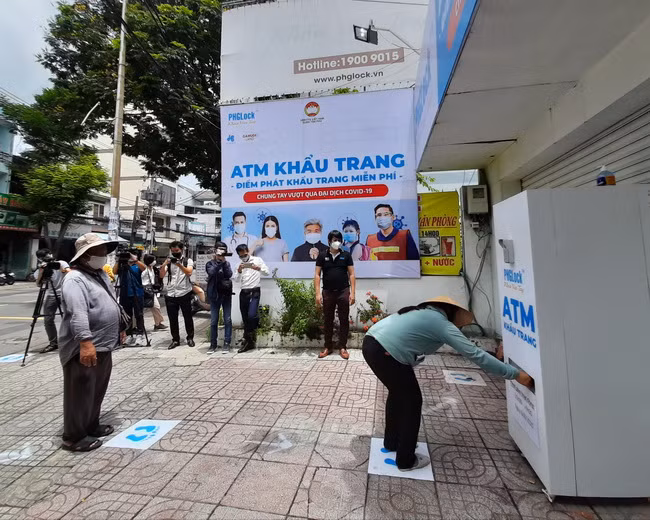 Người Sài Gòn xúc động khi có "ATM khẩu trang" miễn phí ảnh 4