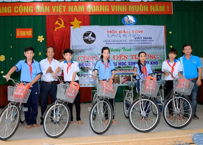 Tặng 61 xe đạp cho học sinh nghèo vượt khó tỉnh Long An ảnh 4