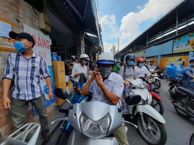 TP.HCM: Nhiều người "đổ xô" tìm mua khẩu trang khiến hết hàng, tăng giá ảnh 7 TP.HCM: Nhiều người "đổ xô" tìm mua khẩu trang khiến hết hàng, tăng giá ảnh 7