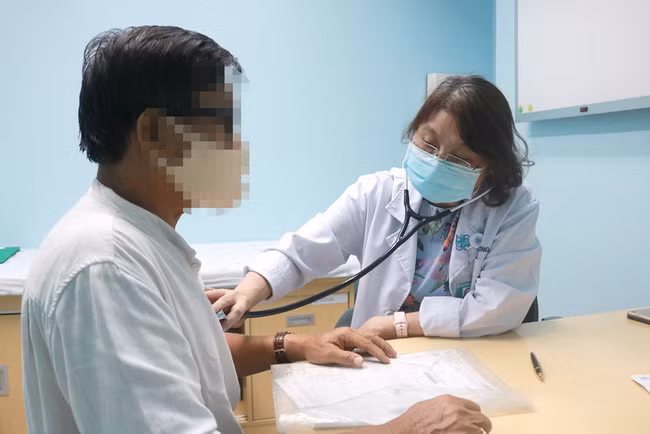 Bác sĩ khuyến cáo chăm sóc sức khỏe cho người cao tuổi trong mùa dịch Covid-19