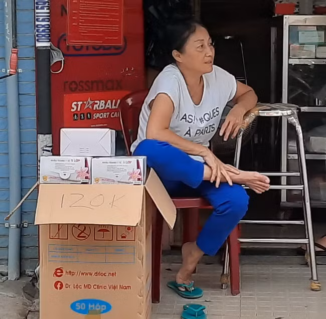 TP.HCM: Nhiều người "đổ xô" tìm mua khẩu trang khiến hết hàng, tăng giá ảnh 10