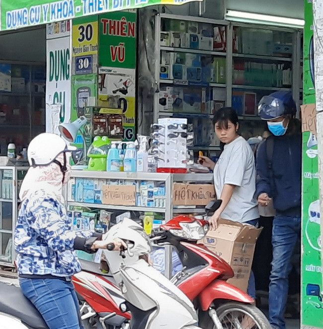 TP.HCM: Nhiều người "đổ xô" tìm mua khẩu trang khiến hết hàng, tăng giá ảnh 9 TP.HCM: Nhiều người "đổ xô" tìm mua khẩu trang khiến hết hàng, tăng giá ảnh 9