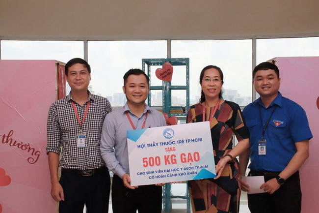 "Góc sẻ chia" lan tỏa tình yêu thương tới sinh viên có hoàn cảnh khó khăn