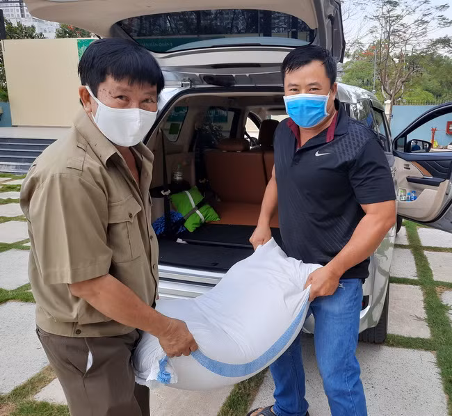 TP.HCM thêm “ATM gạo” tự động giúp người dân khó khăn mùa dịch Covid-19 ảnh 9