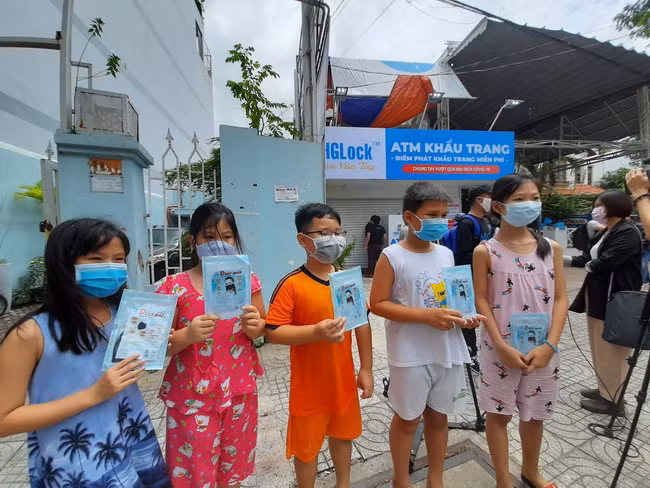 Người Sài Gòn xúc động khi có "ATM khẩu trang" miễn phí ảnh 11