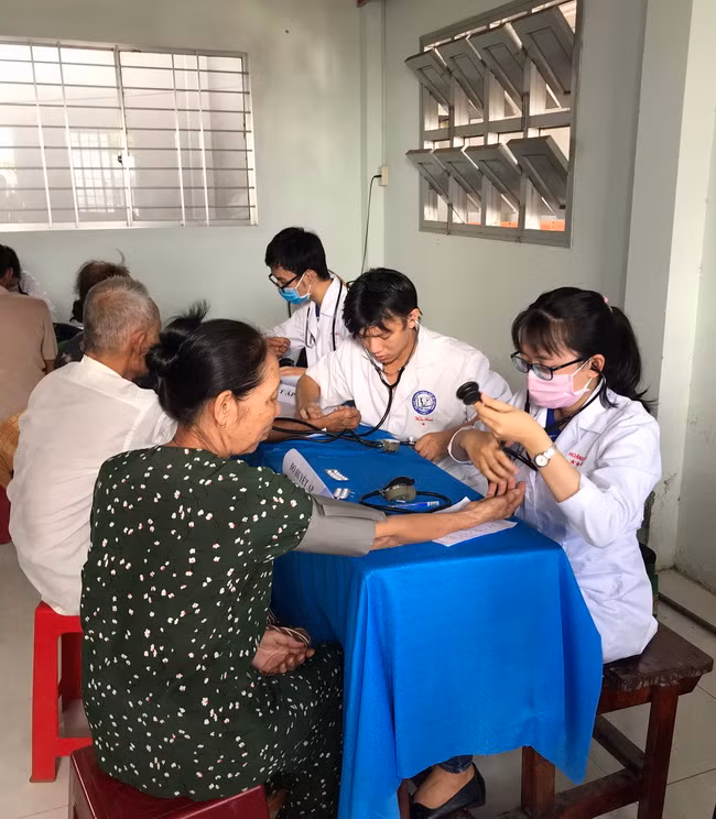 Đoàn bác sĩ trẻ tình nguyện khám và phát quà cho 600 người dân Bến Tre ảnh 2