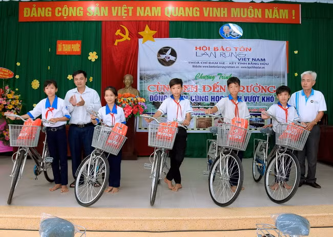 Tặng 61 xe đạp cho học sinh nghèo vượt khó tỉnh Long An ảnh 3