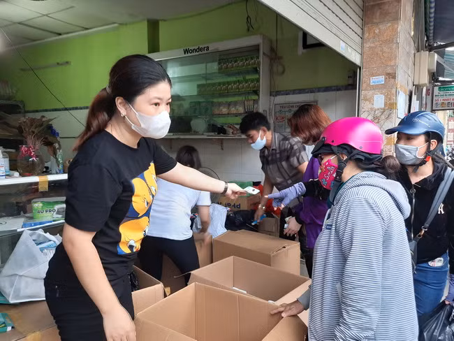 TP.HCM: Nhiều người "đổ xô" tìm mua khẩu trang khiến hết hàng, tăng giá ảnh 2