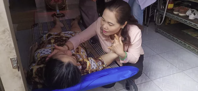 Lãnh đạo TP.HCM đến chia buồn cùng gia đình học sinh tử nạn do cây đè trúng ảnh 1 Lãnh đạo TP.HCM đến chia buồn cùng gia đình học sinh tử nạn do cây đè trúng ảnh 1