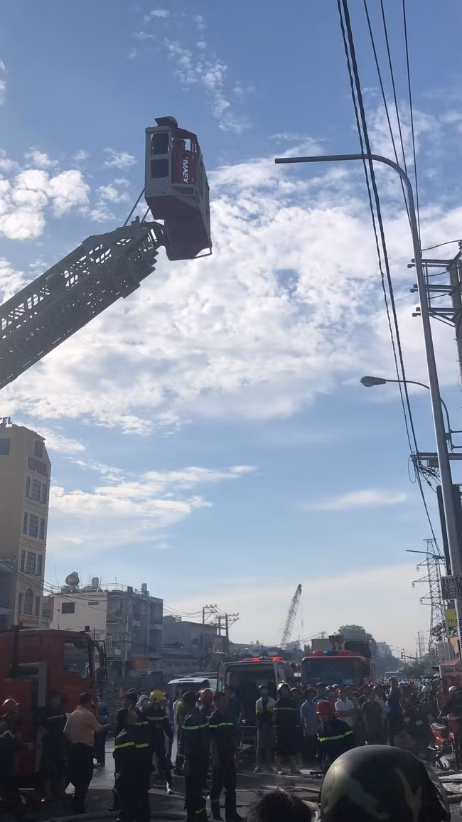 TP.HCM: Giải cứu kịp thời 7 người trong vụ cháy nhà ở Bình Tân ảnh 1