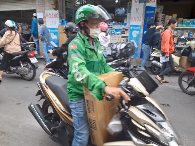 TP.HCM: Nhiều người "đổ xô" tìm mua khẩu trang khiến hết hàng, tăng giá ảnh 4