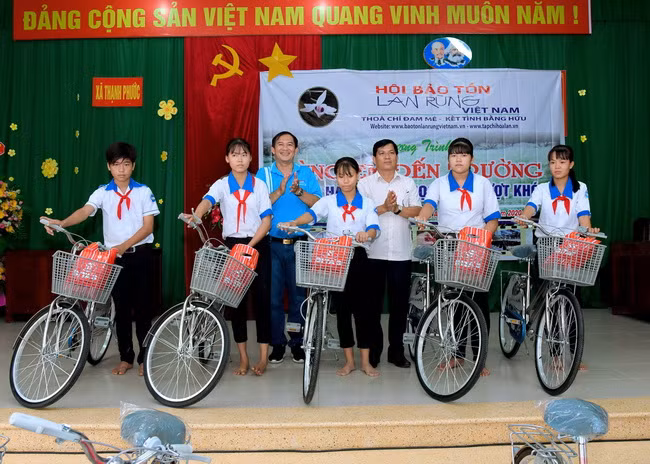 Tặng 61 xe đạp cho học sinh nghèo vượt khó tỉnh Long An ảnh 1
