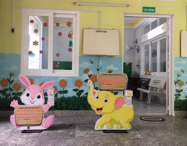 TP.HCM: Khen thưởng nhóm học sinh lớp 9 sáng chế máy phun sát khuẩn tự động ảnh 6