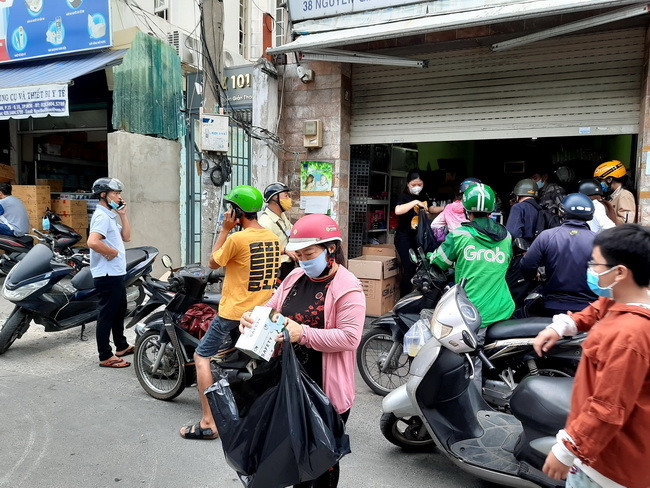 TP.HCM: Nhiều người "đổ xô" tìm mua khẩu trang khiến hết hàng, tăng giá ảnh 6 TP.HCM: Nhiều người "đổ xô" tìm mua khẩu trang khiến hết hàng, tăng giá ảnh 6