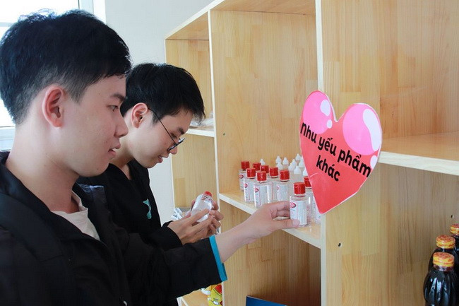 "Góc sẻ chia" lan tỏa tình yêu thương tới sinh viên có hoàn cảnh khó khăn ảnh 6 "Góc sẻ chia" lan tỏa tình yêu thương tới sinh viên có hoàn cảnh khó khăn ảnh 6