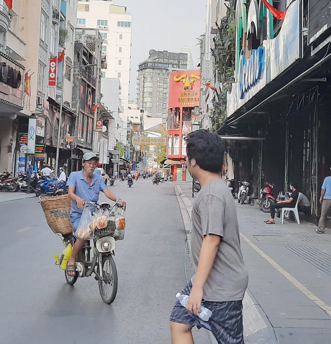 Không gian hiếm gặp ở Sài Gòn trước lễ 30/4 ảnh 8