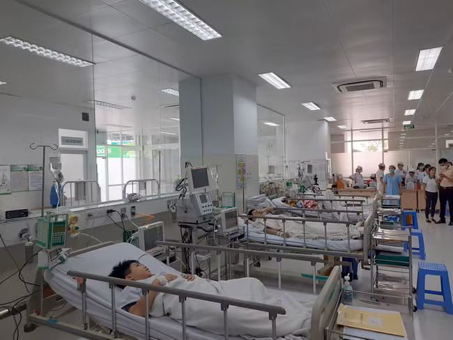 Phẫu thuật thành công 2 học sinh chấn thương nặng do cây phượng đè ảnh 3