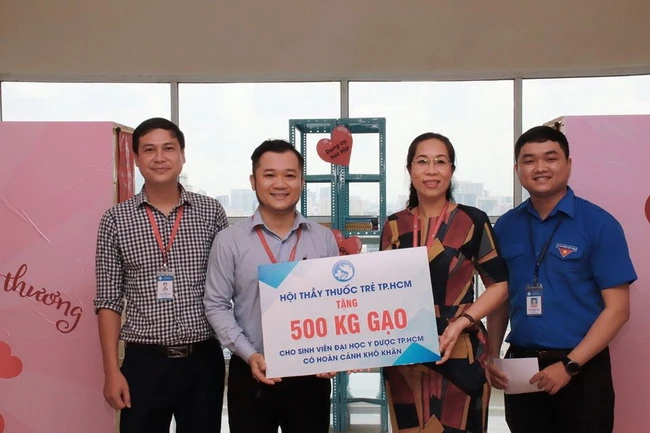 "Góc sẻ chia" lan tỏa tình yêu thương tới sinh viên có hoàn cảnh khó khăn